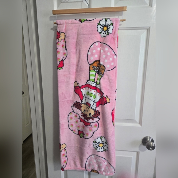 Strawberry Shortcake Pink Blanket - Picture 2 of 5